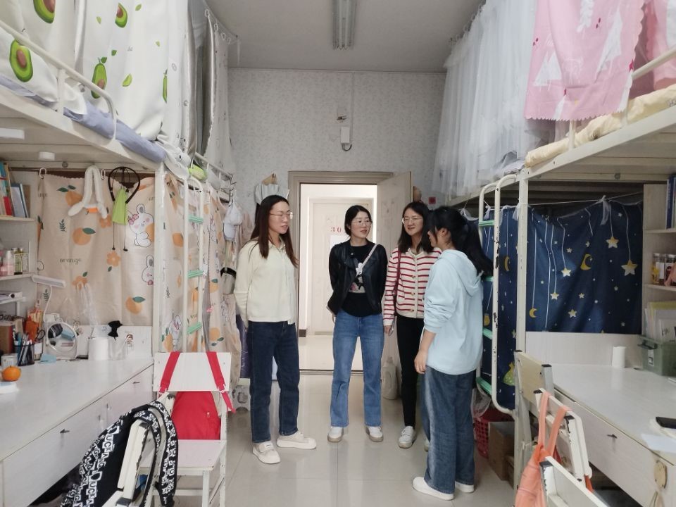 走访宿舍.jpg 走访宿舍.jpg