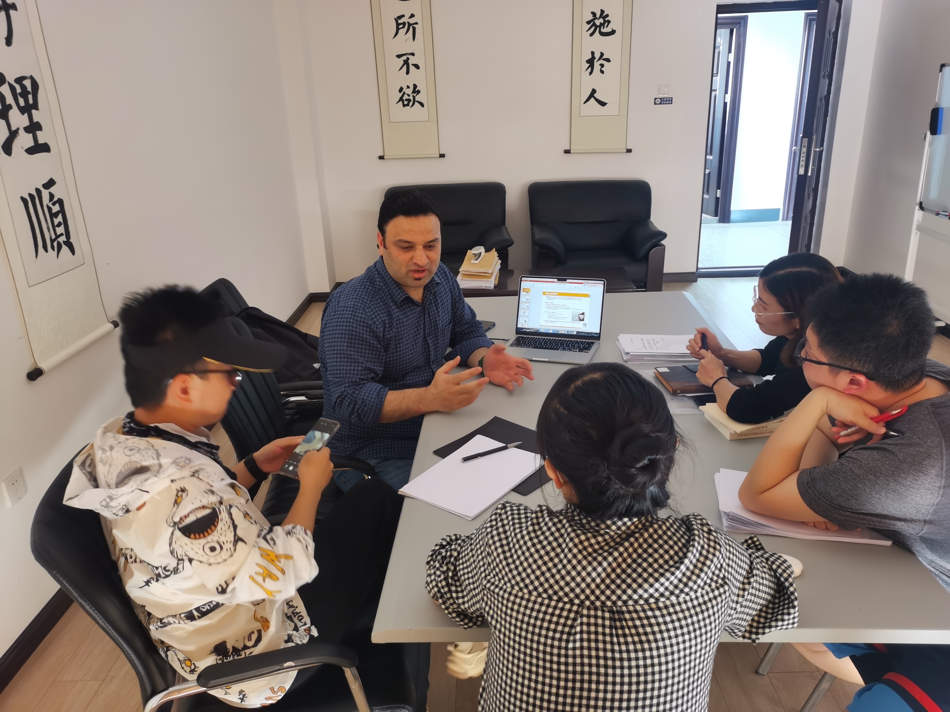 外教与教师交流.jpg 外教与教师交流.jpg
